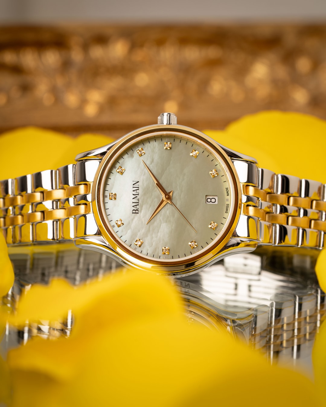 Gros plan sur une montre Balmain Beleganza avec cadran vert sauge, aiguilles Dauphine et flanc de bo&icirc;tier grav&eacute;.