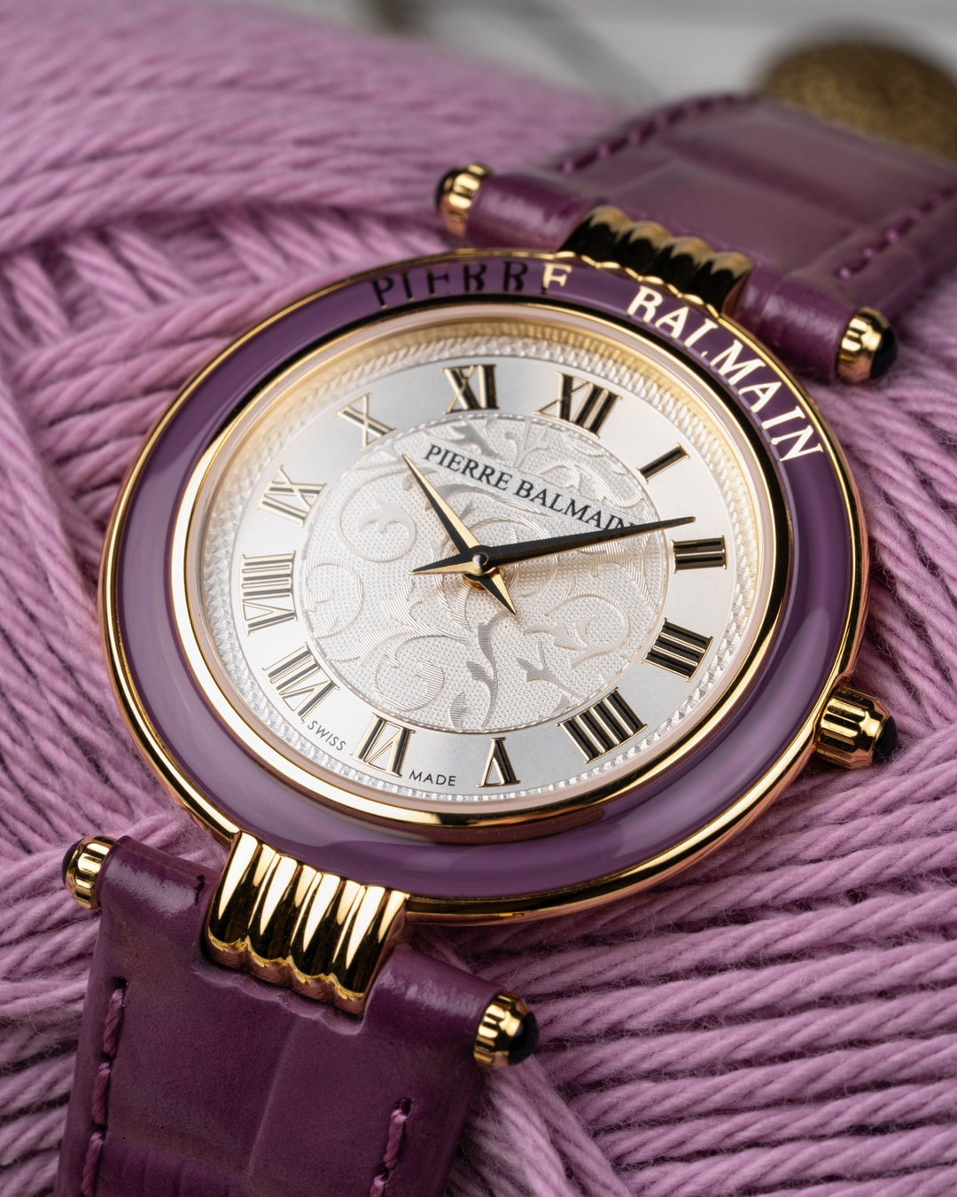 Der Schriftzug Pierre Balmain" auf der Lünette setzt einen ausdrucksstarken Akzent, während das Lederarmband den Look alltagstauglich abrundet.