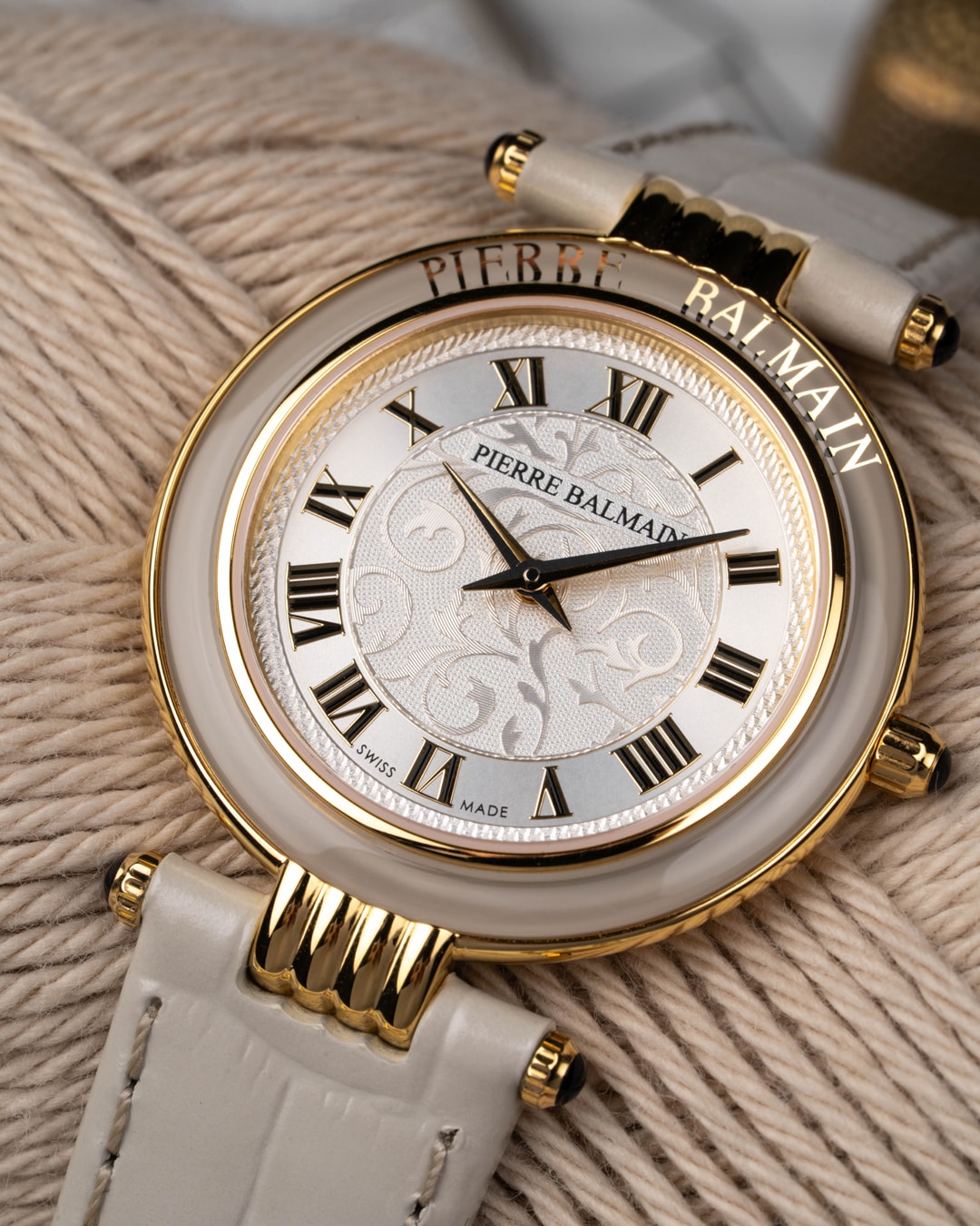 Der Schriftzug Pierre Balmain" auf der Lünette setzt einen ausdrucksstarken Akzent, während das Lederarmband den Look alltagstauglich abrundet.