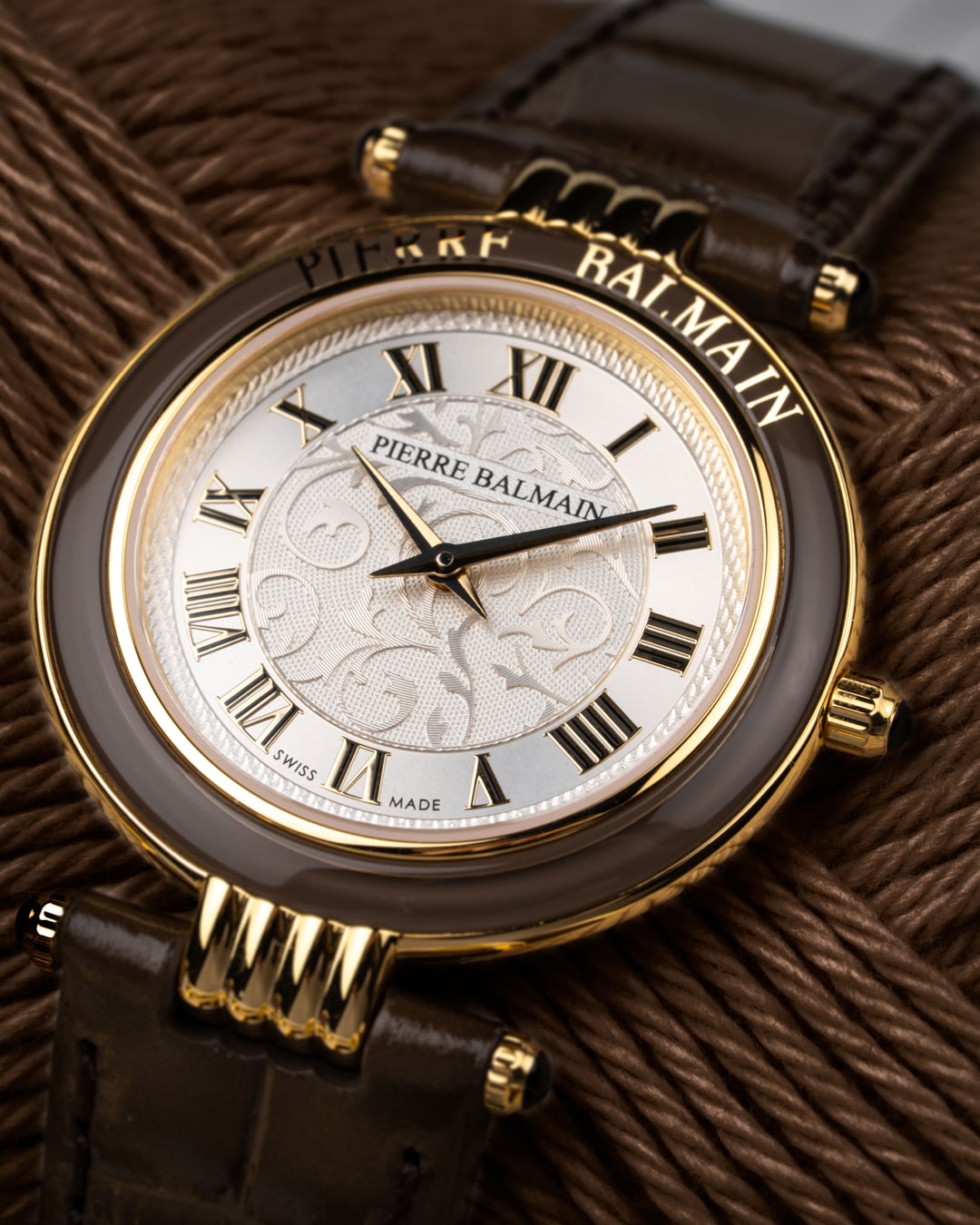 Der Schriftzug Pierre Balmain" auf der Lünette setzt einen ausdrucksstarken Akzent, während das Lederarmband den Look alltagstauglich abrundet.