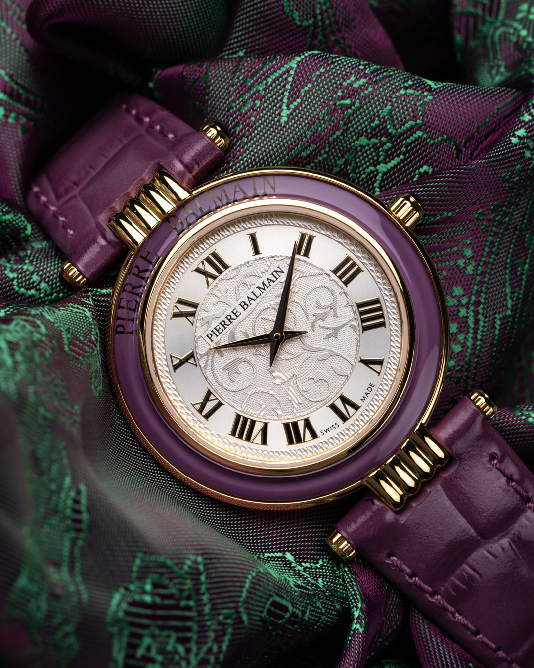 Der Schriftzug Pierre Balmain" auf der Lünette setzt einen ausdrucksstarken Akzent, während das Lederarmband den Look alltagstauglich abrundet.