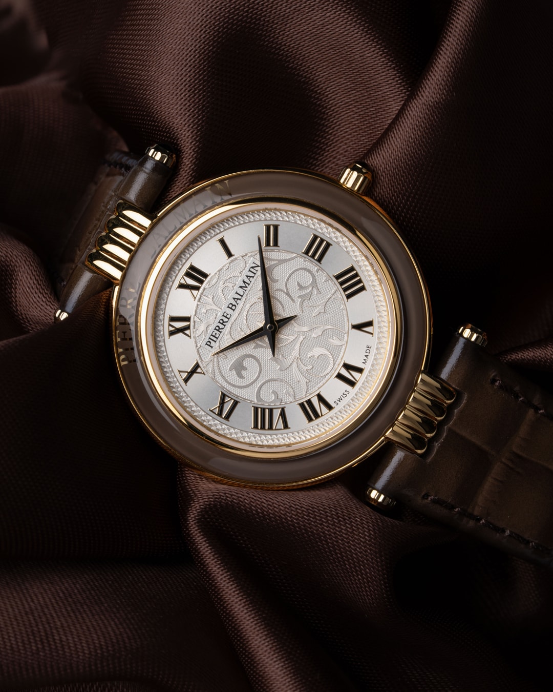 Der Schriftzug Pierre Balmain" auf der Lünette setzt einen ausdrucksstarken Akzent, während das Lederarmband den Look alltagstauglich abrundet.