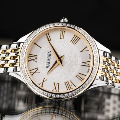 Balmain de Balmain women's watch with white dial, diamond hour markers, and elegant rose gold PVD case. A Swiss Made luxury timepiece reflecting Haute Couture sophistication and quartz precision.